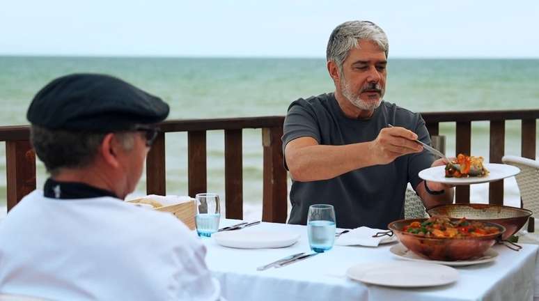 Bonner serve um entrevistado em degusta&ccedil;&atilde;o: informalidade aproxima o apresentador do p&uacute;blico