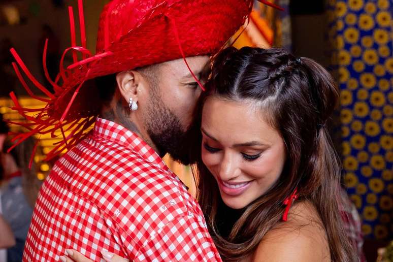 Neymar e Bruna Biancardi durante festa junina fora de &eacute;poca