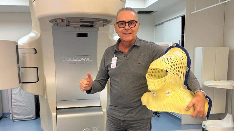 Luis Roberto durante o tratamento de c&acirc;ncer de cabe&ccedil;a e pesco&ccedil;o.