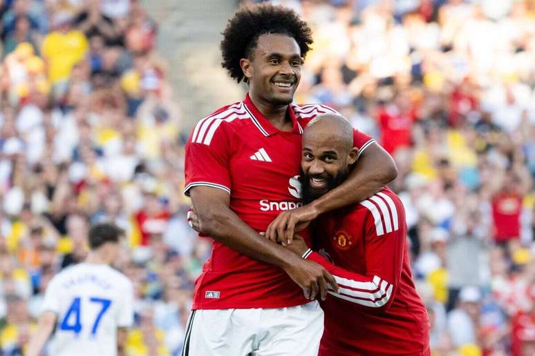 Zirkzee (E), autor do gol do United, abra&ccedil;a Mbeumo, autor do passe &ndash;