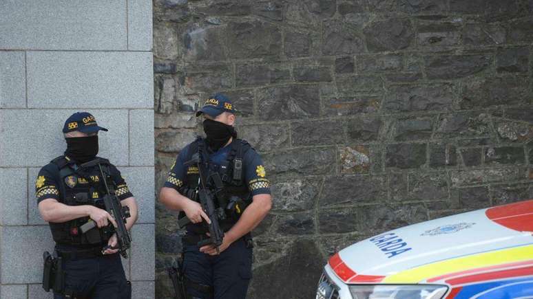Guardas armados foram convocados para refor&ccedil;ar a seguran&ccedil;a no lado externo do tribunal para o julgamento