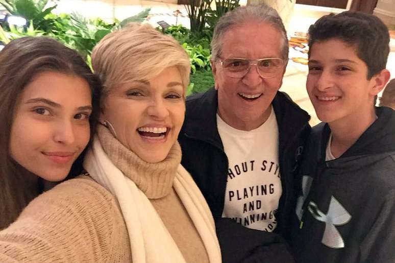 Andrea e Carlos Alberto de N&oacute;brega posam juntos com os filhos