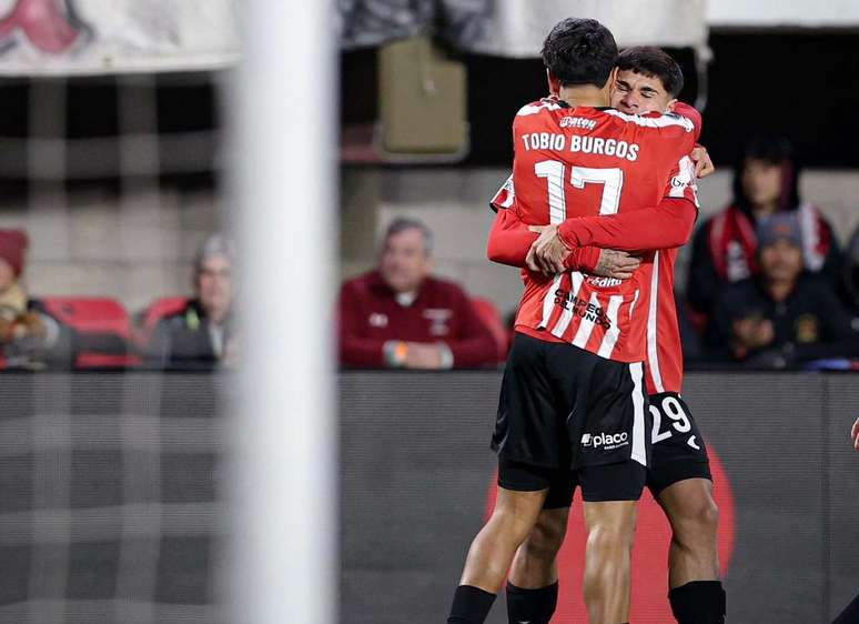 Apesar de sair na frente com o gol de Burgos, Estudiantes cede o empate.