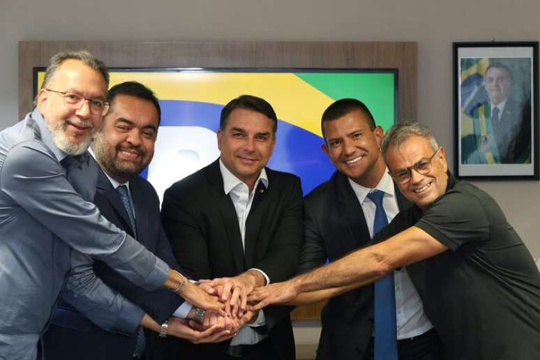Fl&aacute;vio Bolsonaro e a chapa anunciada pelo PL para as elei&ccedil;&otilde;es de outubro: aposta para o governo &eacute; Douglas Ruas.