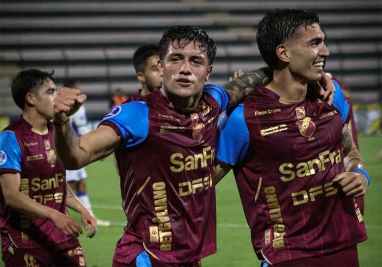 Macar&aacute; avan&ccedil;ou como l&iacute;der do Grupo A da Sul-Americana-