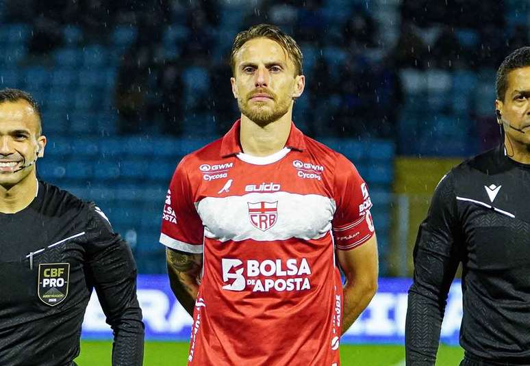Bressan perfilado antes de Ava&iacute; x CRB na Ressacada, pela 21&ordf; rodada da Serie B &ndash;