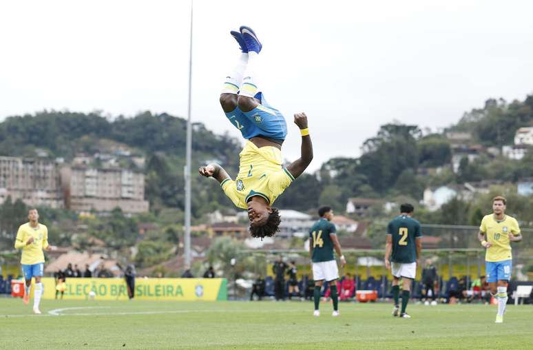 Bruninho d&aacute; um mortal para comemorar o primeiro gol do Brasil &ndash;
