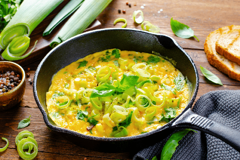 Omelete com alho-por&oacute; 