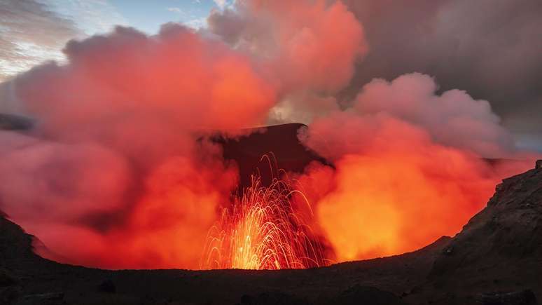 No Cintur&atilde;o de Fogo do Pac&iacute;fico est&atilde;o a maioria dos grandes vulc&otilde;es do nosso planeta (vista da cratera do vulc&atilde;o Yasur em erup&ccedil;&atilde;o, na ilha de Tanna, Vanuatu, Melan&eacute;sia, Pac&iacute;fico Sul)