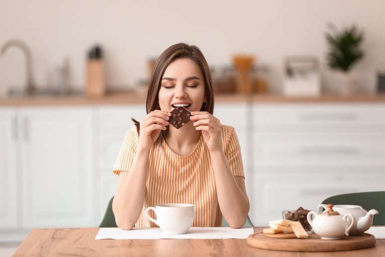 Sentir fome emocional ocasionalmente faz parte da experi&ecirc;ncia humana e n&atilde;o significa, por si s&oacute;, um transtorno alimentar 