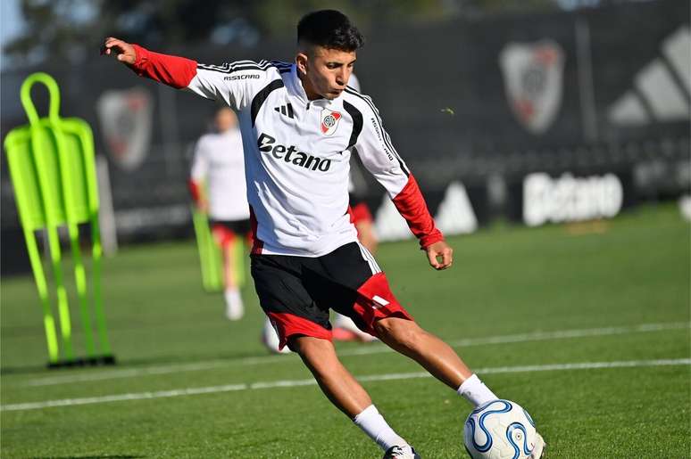 Thiago Almada durante treinamento pelo River Plate &ndash;