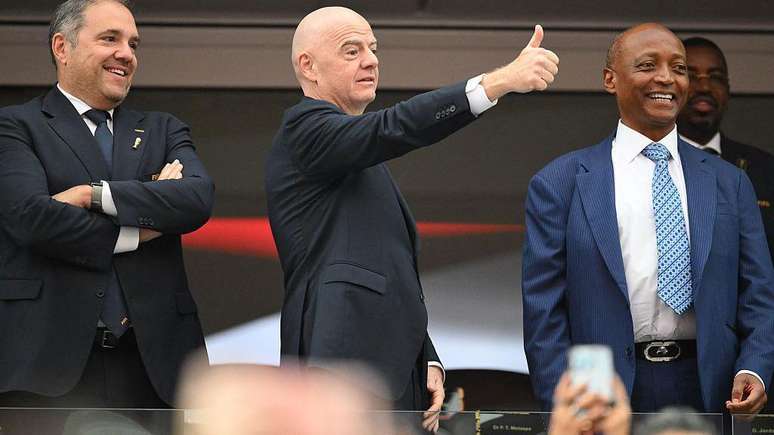 O presidente da Caf, Patrice Motsepe (dir.), permanece sendo um importante aliado de Infantino. Mas o l&iacute;der da Concacaf, Victor Montagliani (esq.), poder&aacute; surgir como seu mais s&eacute;rio oponente