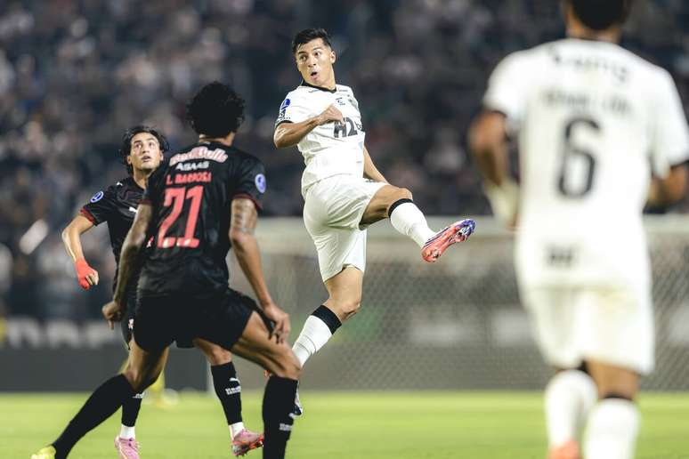 Alan Franco tenta a cabe&ccedil;ada. Mas &eacute; observado por Herrera e Lucas Barbosa, do Bragantino. do Bragantino, observam &ndash;