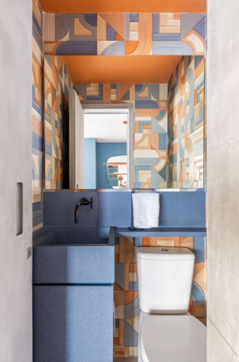 Aqui, o morador queria algo marcante, mas integrado ao restante do apartamento. Ent&atilde;o, foi levado o mesmo porcelanato do piso para a cuba e o m&oacute;vel, criando um conjunto cont&iacute;nuo |&nbsp;Projeto BMA Studio&nbsp;|
