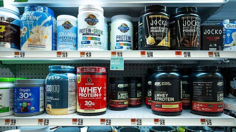 Whey protein segue como a principal forma de suplementa&ccedil;&atilde;o de prote&iacute;na, mas agora tamb&eacute;m h&aacute; iogurtes, latic&iacute;nios, cerveja e at&eacute; espuma para colocar no caf&eacute;