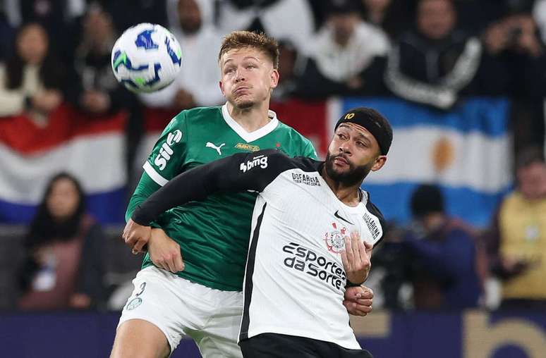Corinthians e Palmeiras se enfrentaram em d&eacute;rbi decisivo pela Copa do Brasil e Depay foi fundamental na vit&oacute;ria de sua equipe &ndash;