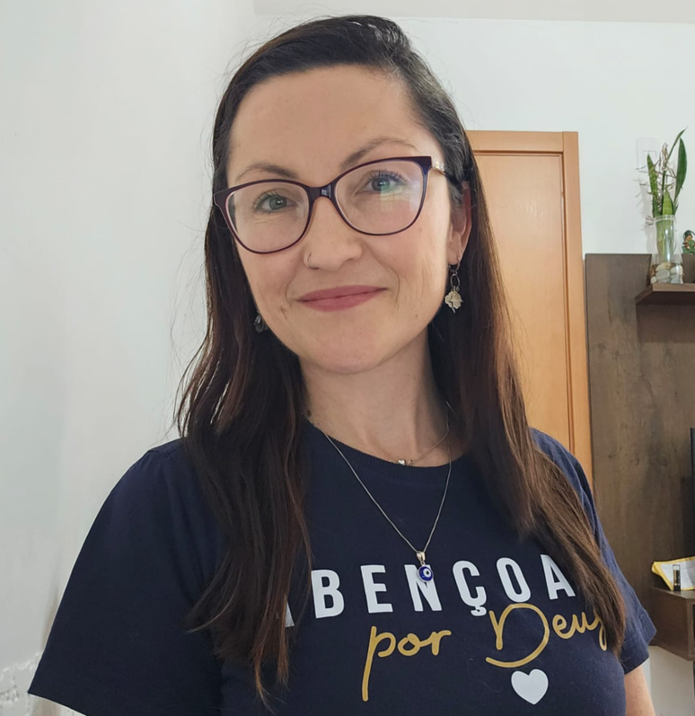 A criadora de conte&uacute;do Tai Squinalli, que produz v&iacute;deos de m&uacute;sica com IA em espanhol, conta que trabalha at&eacute; 12 horas por dia