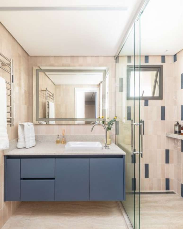 O banheiro foi projetado como uma extens&atilde;o natural do quarto e isso justifica o uso de paleta de cores em areia, azul e tons neutros e cria continuidade visual. O Ita&uacute;nas, material presente em outros ambientes do apartamento, traz unidade |&nbsp;Projeto BMA Studio&nbsp;|