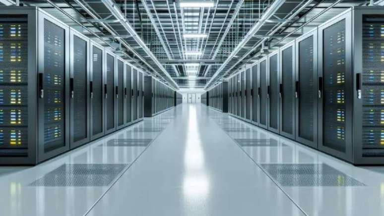 Data centers s&atilde;o estruturas que concentram milhares de servidores para armazenar e processar informa&ccedil;&otilde;es.