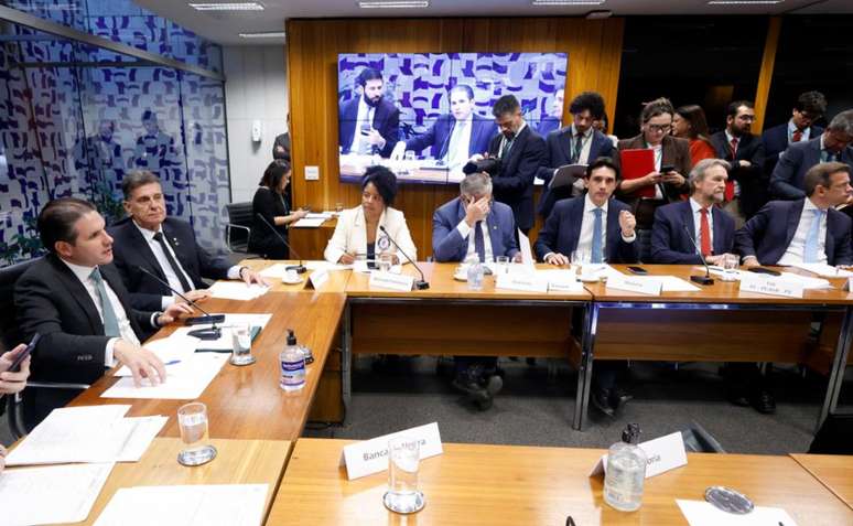 L&iacute;der do PT na C&acirc;mara, Pedro Uczai (SC) -- de gravata vermelha --, passou mal durante a reuni&atilde;o de l&iacute;deres da Casa na ter&ccedil;a-feira, 11