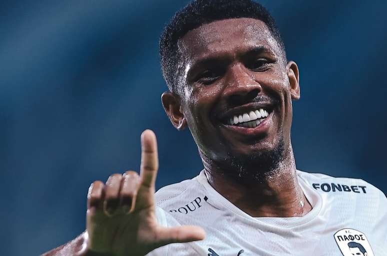 Lel&ecirc; faz comemora&ccedil;&atilde;o caracter&iacute;stica ao abrir o placar para o Pafos &ndash;