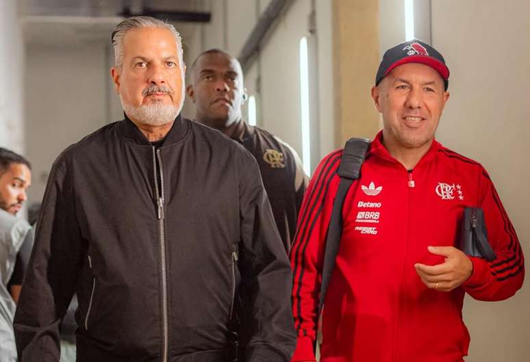 Leonardo Jardim (dir.) chegando ao Mineir&atilde;o para jogo pela Libertadores &ndash;