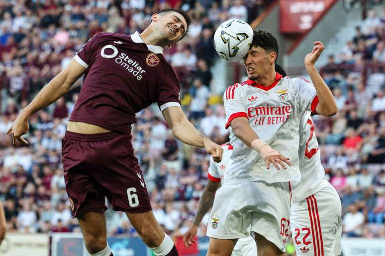 Jose Neto, do Benfica, disputa bola com jogador do Hearts no Tynecastle Stadium &ndash;