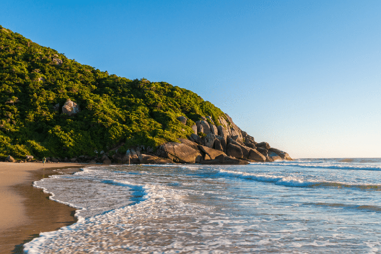Florian&oacute;polis re&uacute;ne praias, trilhas e paisagens naturais que encantam os visitantes 