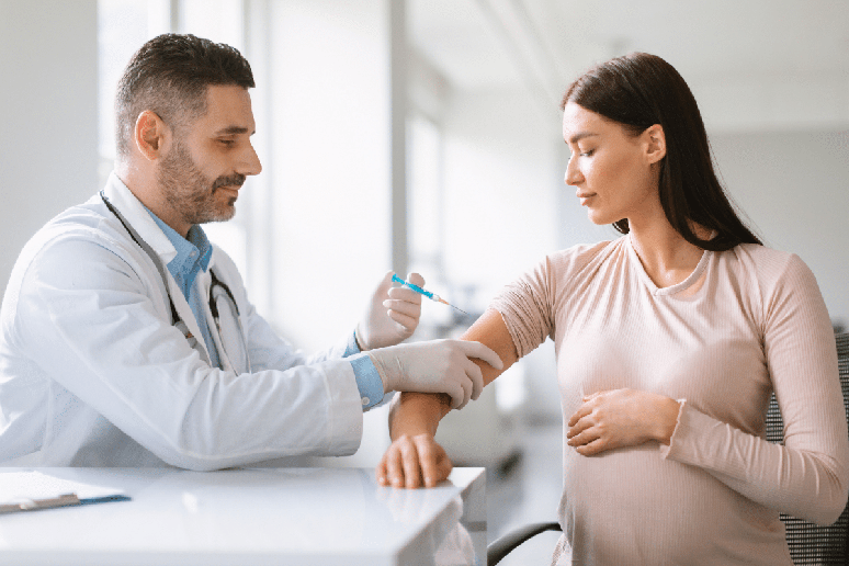 A vacina contra a influenza ajuda a proteger a gestante e o beb&ecirc; contra os riscos da gripe durante a gravidez 