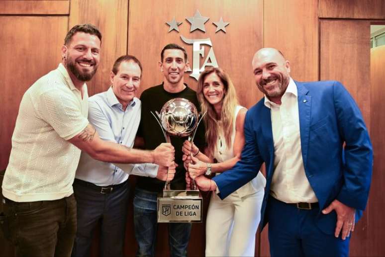 Com &Aacute;ngel Di Mar&iacute;a (centro), Rosario Central foi proclamado campe&atilde;o da liga argentina.