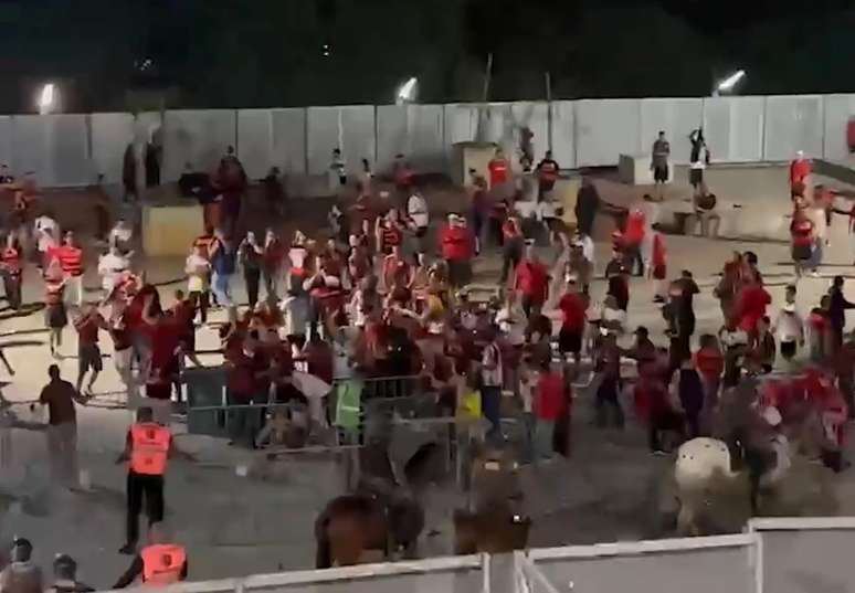 Torcedores do Flamengo no acesso ao est&aacute;dio &ndash;