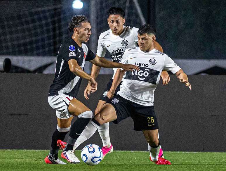 Nuno em disputa de bola com jogadores do Olimpia &ndash;