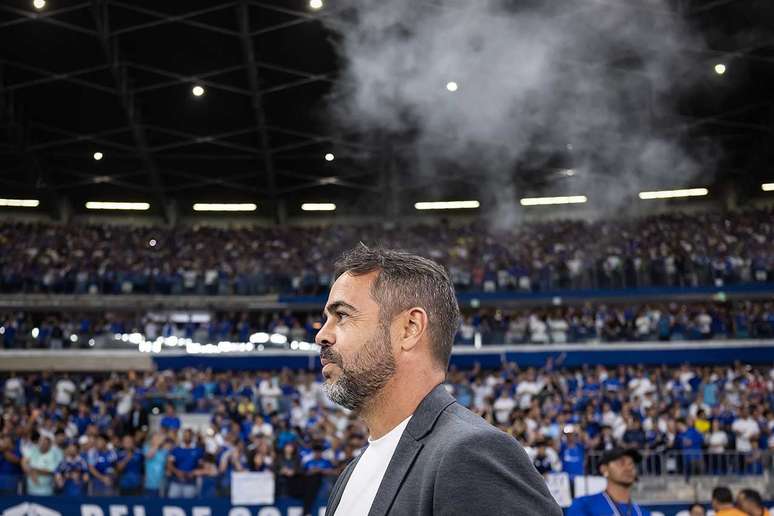Artur Jorge durante Cruzeiro x Flamengo, no Mineir&atilde;o. &ndash;