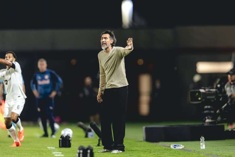 Dom&iacute;nguez d&aacute; instru&ccedil;&otilde;es aos jogadores do Galo contra o Bragantino &ndash;