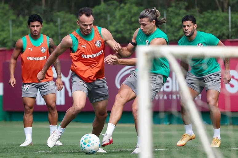 Jogadores do Fluminense participaram normalmente do treino nesta quinta &ndash;