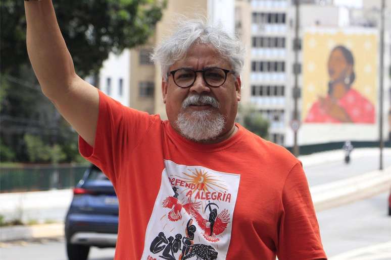 Edmilson Costa com o bra&ccedil;o levantado