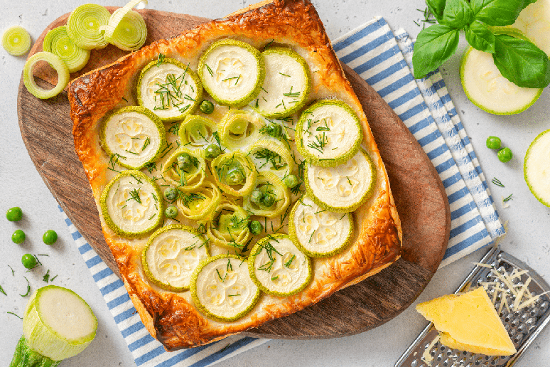 Torta de abobrinha com alho-por&oacute; e ervilha 