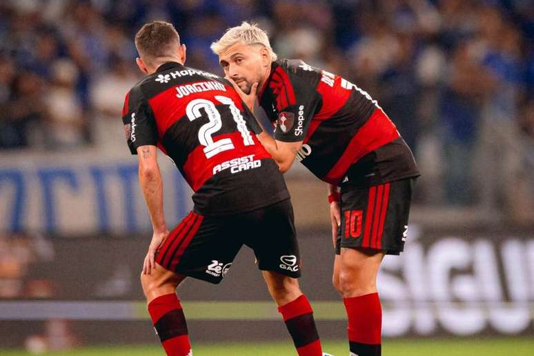 Jorginho e de Arrascaeta confabulam durante partida contra o Cruzeiro &ndash;
