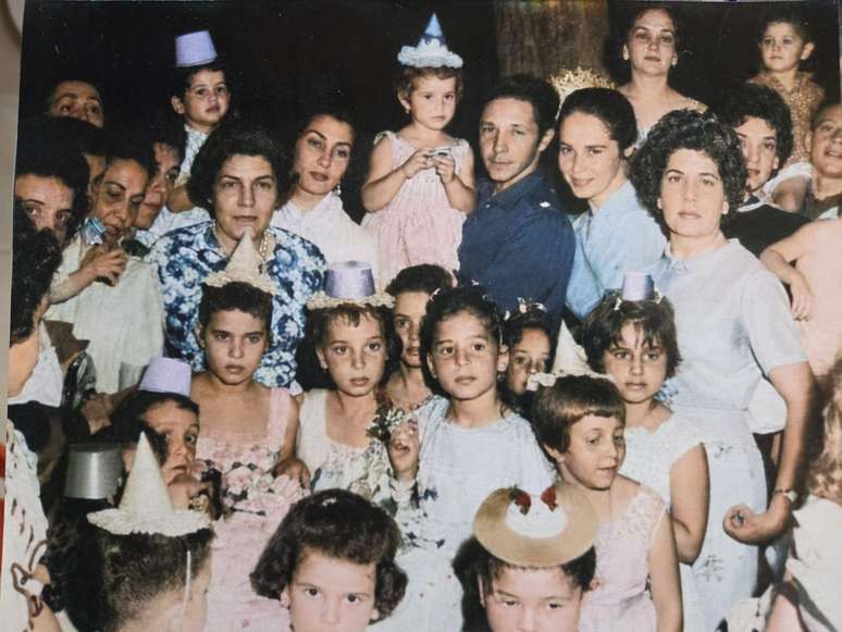Alina Fern&aacute;ndez (alto, no centro, com chap&eacute;u de festa) nasceu na alta sociedade cubana