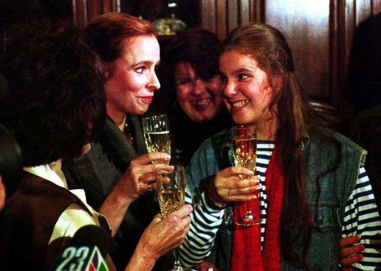 Alina Fern&aacute;ndez e sua filha Alina Mar&iacute;a Salgado comemoram a v&eacute;spera do Ano Novo em 1993