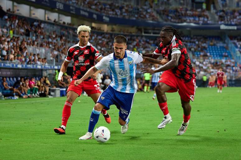 Chupete, do Málaga, enfrenta Calvin Bassey e Antonee Robinson, do Fulham, durante partida pelo Trofeo Costa del Sol, na Espanha - 