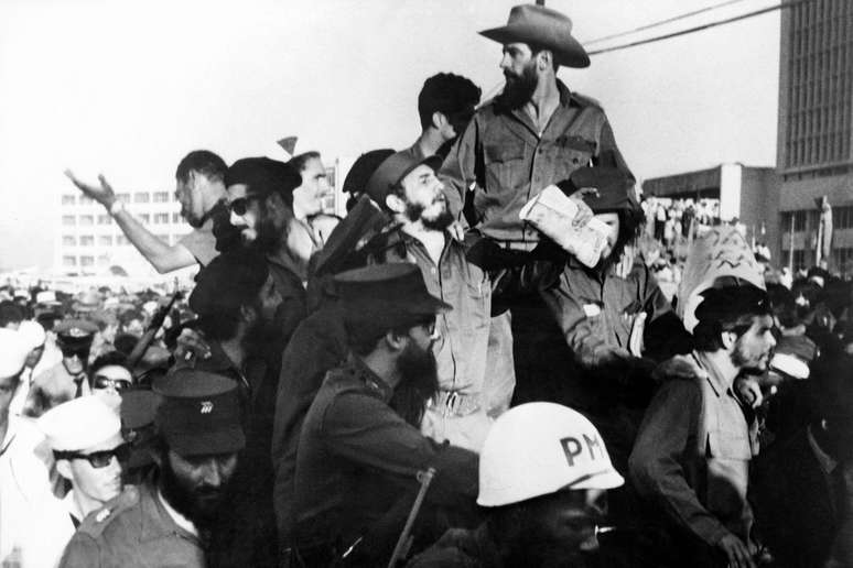 Fidel Castro (centro, olhando para cima) ao lado de outros l&iacute;deres da Revolu&ccedil;&atilde;o Cubana, durante a entrada das for&ccedil;as rebeldes em Havana, no dia 8 de janeiro de 1959