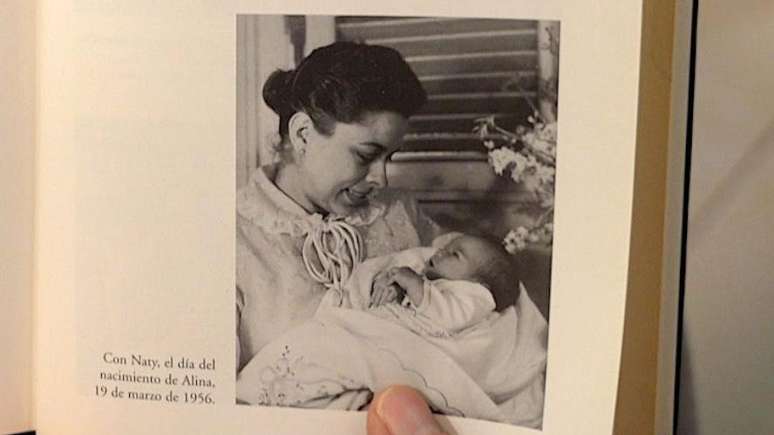 Fern&aacute;ndez publicou fotos da sua inf&acirc;ncia em livro, incluindo uma da sua m&atilde;e com ela no colo no dia do seu nascimento, 19 de mar&ccedil;o de 1956
