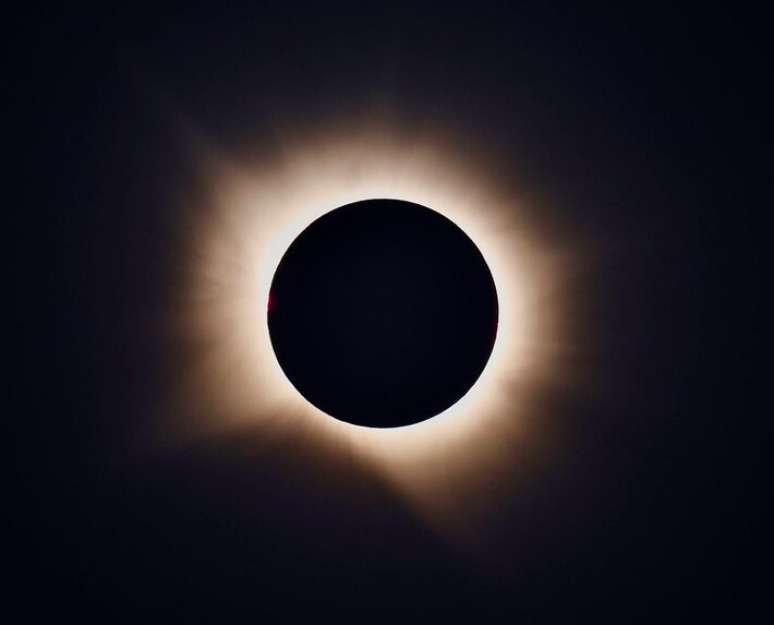 Kiko Fairbairn registrou diferentes momentos do eclipse solar total.