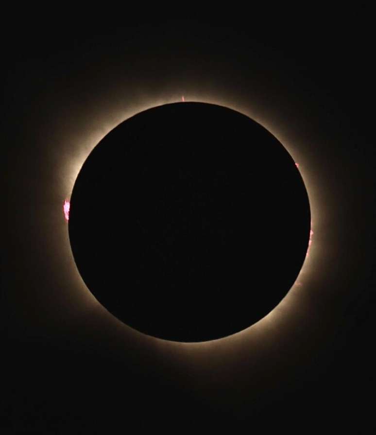Kiko Fairbairn registrou diferentes momentos do eclipse solar total.
