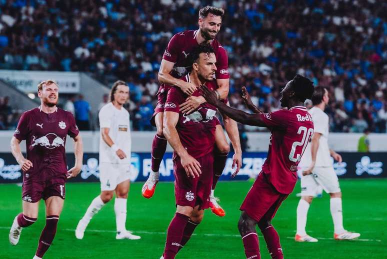 Jogadores do Salzburg comemoram com Tabakovic; ao fundo, David Luiz lamenta &ndash;