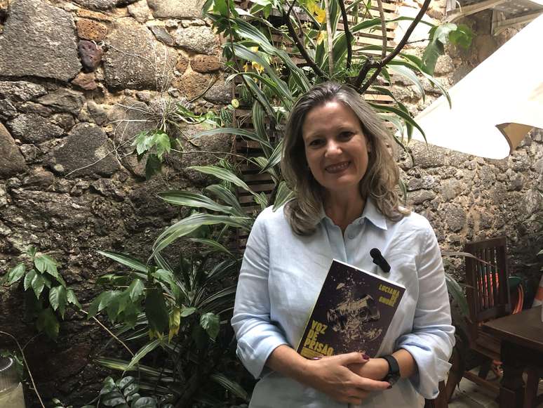 O lan&ccedil;amento mais recente de Luciana de Gnone foi o livro 'Voz de Pris&atilde;o'