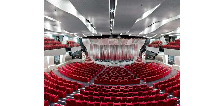 O teatro grandioso onde Roberto Carlos far&aacute; shows para os passageiros