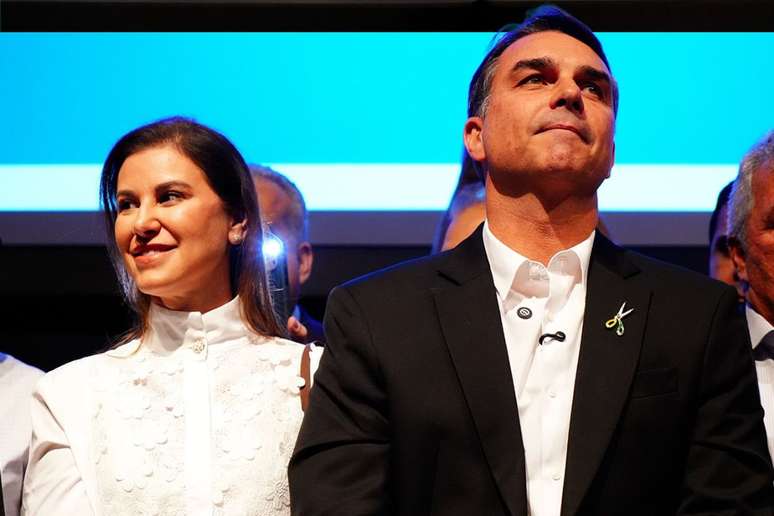 O presidenci&aacute;vel Flavio Bolsonaro &eacute; casado com Fernanda Bolsonaro