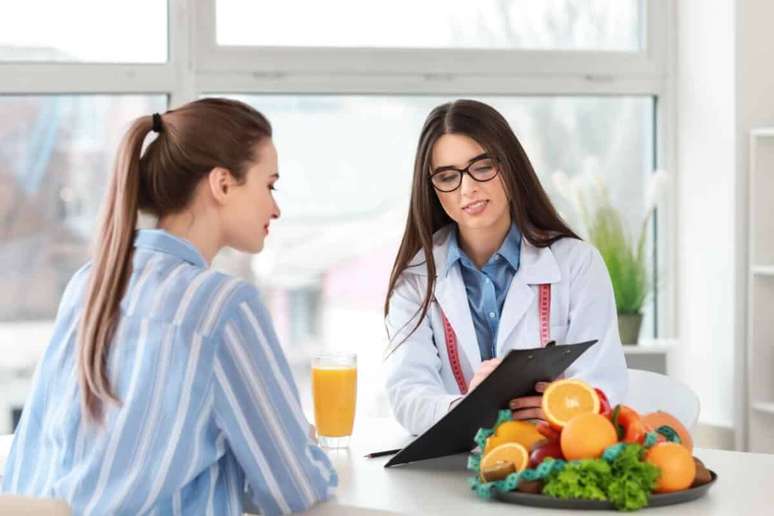 A alimenta&ccedil;&atilde;o pode contribuir para o bem-estar emocional, mas n&atilde;o substitui o acompanhamento de profissionais no tratamento de transtornos mentais 